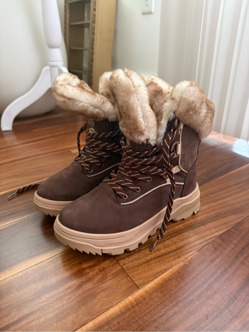 Roxy Alpine Yuma Boots Women's Size 7
Brown Waterproof Faux Fur Winter Boots